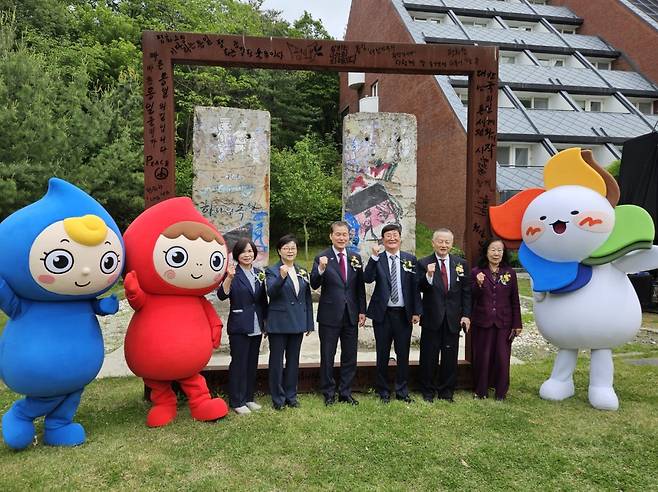 김영호 통일부 장관(왼쪽 세 번째)과 고영환 통일교육원장(왼쪽 네 번째)이 19일 국립통일교육원에서 열린 제13회 통일교육주간 개막식이 끝난 후 교육원 내에 배치된 베를린 장벽 앞에서 기념촬영을 하고 있다. 박준상 기자