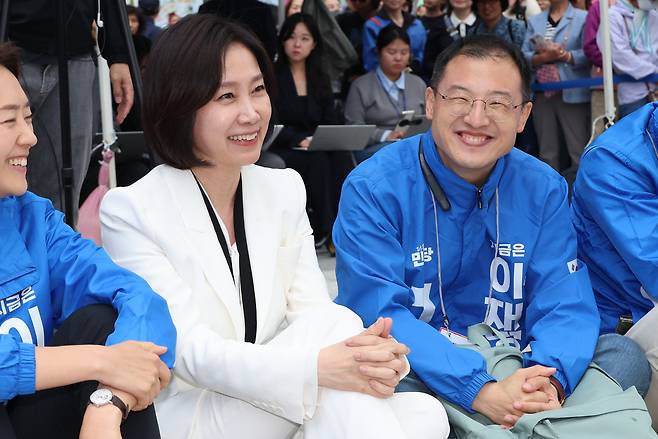 허은아 전 개혁신당 대표와 국민의힘을 탈당해 더불어민주당에 입당한 김상욱 의원이 19일 서울 영등포구 타임스퀘어에서 열린 더불어민주당 이재명 대선 후보 유세에 참석해 활짝 웃고 있다. 연합뉴스