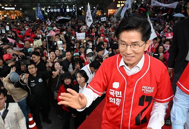 김문수 국민의힘 대선 후보가 19일 서울역 광장에서 유세를 마친 뒤 지지자들에게 손을 들어 인사하고 있다. 최현규 기자