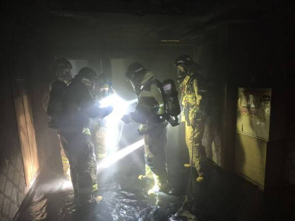 19일 오전 4시2분께 수원시 장안구 영화동의 한 모텔에서 화재가 발생, 소방대원들이 진화 작업에 나서고 있다. 경기도소방재난본부 제공