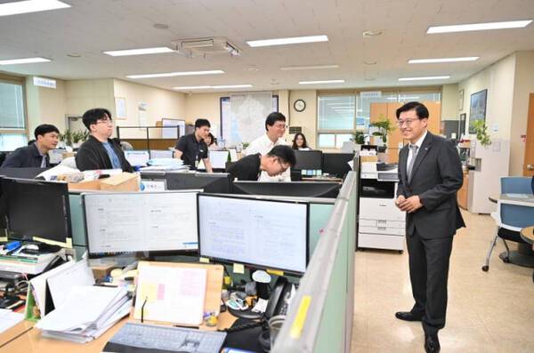 김대순 경기도 행정2부지사가 19일 취임과 함께 동물위생시험소를 방문해 현장 소통을 하고 있다. 경기도 제공