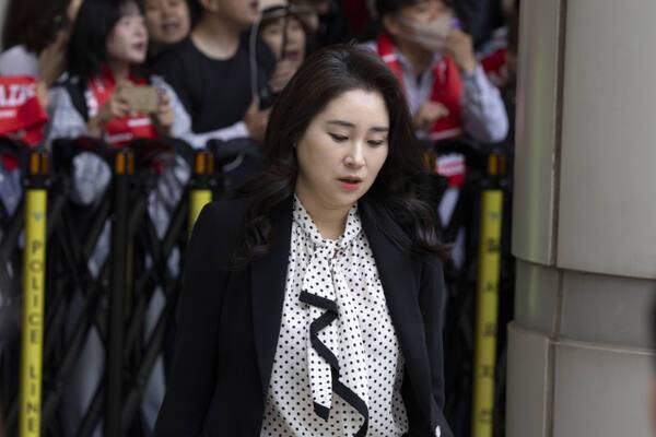 윤석열 전 대통령의 탄핵 심판 변호를 맡았던 김계리 변호사가 19일 서울 서초구 중앙지방법원에서 열린 내란 우두머리 혐의, 직권남용 권리행사방해 혐의 사건 4차 공판 출석을 위해 법정으로 향하고 있다. 연합뉴스