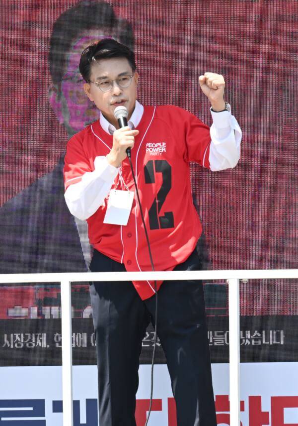 제9회 전국동시지방선거에서 나설 인천시장 후보군으로 꼽히는 국민의힘 윤상현 국회의원(동·미추홀을)이 대통령선거를 앞두고 유세 활동을 활발하게 벌이고 있다. 조병석기자