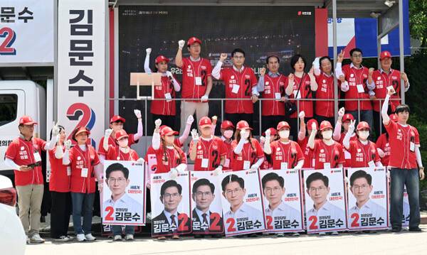 국민의힘 인천시당 선대위가 ‘김문수 후보’ 유세를 펼치고 기념촬영을 하고 있다. 경기일보DB