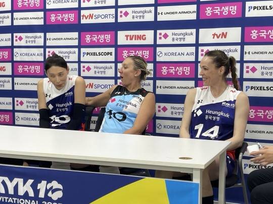 익살스러운 표정을 보이는 김연경. 사진[연합뉴스]