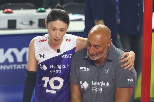 김연경, 아본단자 감독과 함께. 사진[연합뉴스]