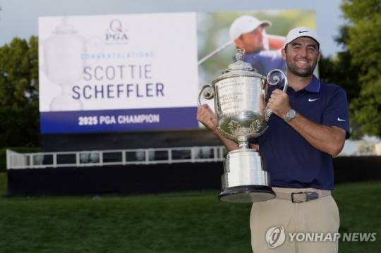 우승컵을 든 셰플러