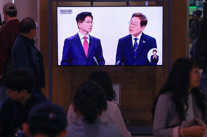 18일 서울역 대합실에서 시민들이 제21대 대선 1차 후보자 토론회 중계방송을 지켜보고 있다. [사진 = 연합뉴스]