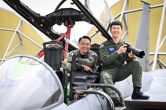 공군 제11전투비행단 소속 권형 원사(왼쪽)와 이동영 중사. [사진 = 공군]