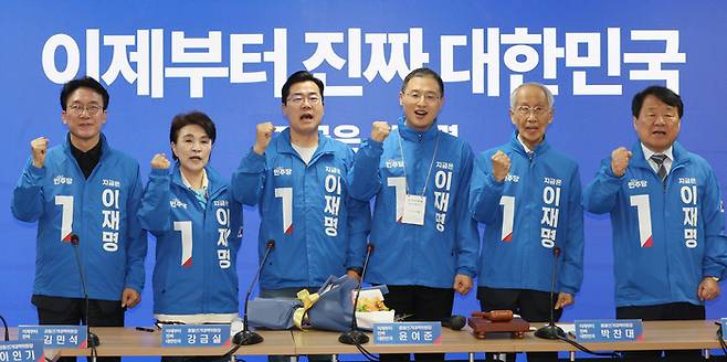 19일 서울 더불어민주당 여의도 당사에서 열린 중앙선거대책위원회에서 국민의힘을 탈당한 뒤 민주당에 입당한 김상욱 의원(오른쪽 세번째)이 박찬대 대표 직무대행 겸 원내대표 등 참석자들과 파이팅을 외치고 있다.  [사진출처 = 연합뉴스]