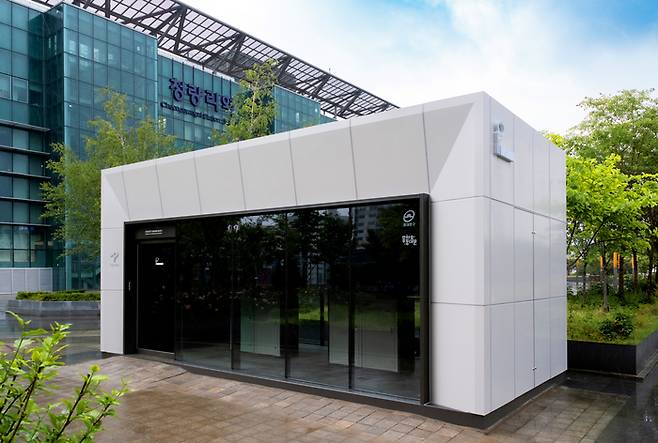 서울 청량리역에 설치된 밀폐형 서울형 흡연부스의 모습. 오는 26일부터 시범운영될 예정이다. <제공=서울시>