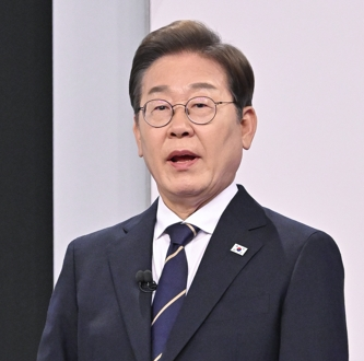 이재명 더불어민주당 대선 후보가 지난 18일 서울 마포구 상암동 SBS 프리즘센터 스튜디오에서 열린 제21대 대선 1차 후보자 토론회를 준비하고 있다. [사진 출처 = 연합뉴스]