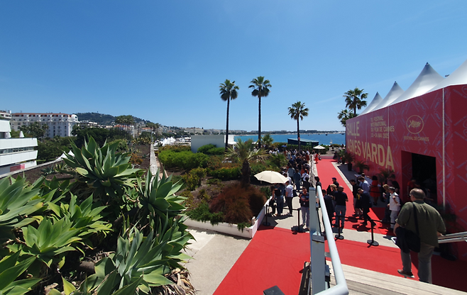 ‘다이, 마이 러브’가 상영된 18일(현지시간) 팔레 드 페스티벌 건물 옥상의 야네스 바르다 극장. [김유태 기자]