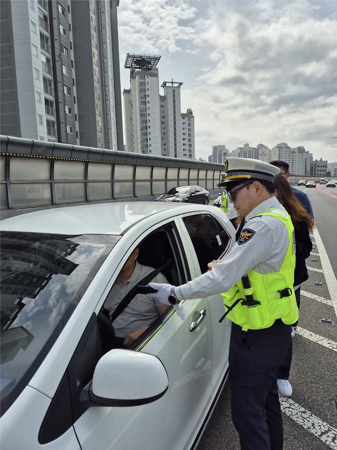 19일 경찰이 서울 내부순환로에서 암행순찰차를 운행하며 과속 차량을 단속하고 있다. 서울경찰청은 지난 15일부터 올림픽대로, 강변북로 등 자동차전용도로에서 차량 탑재형 단속 장비를 장착한 암행순찰차를 집중 운영하고 있다. 이 장비는 레이더가 주변 차량의 속도를 측정하고 고성능 카메라가 차량번호를 인식해 과속 여부를 자동으로 확인한다. [공동취재 연합뉴스]