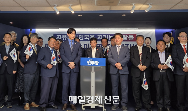 박근혜 서포터즈 중앙회·자유대한민국 지키기 국민운동본부·좋아요 대한민국 정치개혁연대 등 7개 단체는 19일 서울 여의도 더불어민주당 중앙당사 브리핑룸에서 이재명 더불어민주당 대선 후보에 대한 공개 지지를 선언했다. [사진 = 김혜진 기자]