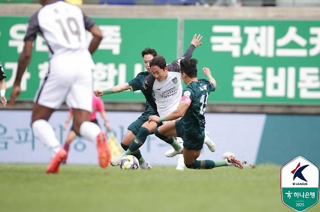김포 FC 제갈재민(사진 왼쪽)이 상대 선수의 공을 빼앗으려고 하고 있다. 사진=한국프로축구연맹