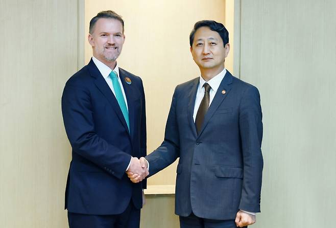 안덕근 산업통상자원부 장관이 16일 제주 서귀포시 제주국제컨벤션센터(ICC)에서 제이미슨 그리어(Jamieson Greer) 미국 무역대표부(USTR) 대표와 면담 전 인사를 나누고 있다.[서울=뉴시스]