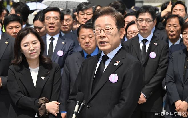 (광주=뉴스1) 국회사진취재단 = 이재명 더불어민주당 대선 후보가 18일 광주 북구 국립5·18민주묘지에서 열린 '제45주기 5·18 민주화운동기념식'에 참석한 뒤 취재진의 질의에 답하고 있다. 2025.5.18/뉴스1  Copyright (C) 뉴스1. All rights reserved. 무단 전재 및 재배포,  AI학습 이용 금지. /사진=(광주=뉴스1) 국회사진취재단