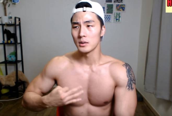 유튜버 말왕으로 추정되는 불법 촬영물이 SNS(소셜미디어)와 온라인 커뮤니티에 확산하고 있다. 일부 이용자는 피해자에 대해 외설적인 품평을 하는 등 2차 가해가 심각하다는 지적이 나온다. /사진=말왕 유튜브 채널 캡처