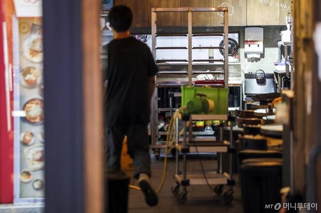 22일 서울 중구에 위치한 음식점에서 점원이 영업준비를 하고 있다. 2금융권에서까지 돈을 빌린 자영업자들이 높은 금리 등의 이유로 '상환 불능'에 빠지고 있다. ‘개인사업자 대출 세부 업권별 연체율’ 자료에 따르면 올해 1분기 말 기준 2금융권 개인사업자대출 연체율은 4.18%로 집계됐다. 이는 직전 분기(3.16%)와 비교해 3개월 사이 1.02%포인트 뛴 것으로, 2015년 2분기(4.25%) 이후 8년 9개월 만에 최고치다.   자영업 대출자 10명 가운데 6명은 3곳 이상에서 대출을 받은 다중채무자로, 이들은 평균 4억2천만원에 이르는 빚을 안고 있었다. 2024.07.22./사진=뉴시스