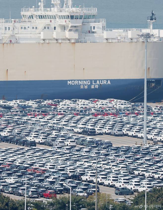 (평택=뉴스1) 김영운 기자 =29일 경기 평택시 포승읍 평택항 자동차전용부두에 수출용 차량들이 세워져 있는 모습. 2025.4.29/뉴스1  Copyright (C) 뉴스1. All rights reserved. 무단 전재 및 재배포,  AI학습 이용 금지. /사진=(평택=뉴스1) 김영운 기자