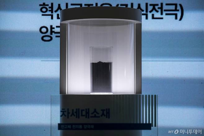 5일 서울 강남구 코엑스에서 열린 인터배터리 2025에서 포스코 부스에 차세대소재-전고체 전지용 양극재가 전시되어 있다. 2025.03.05. /사진=뉴시스