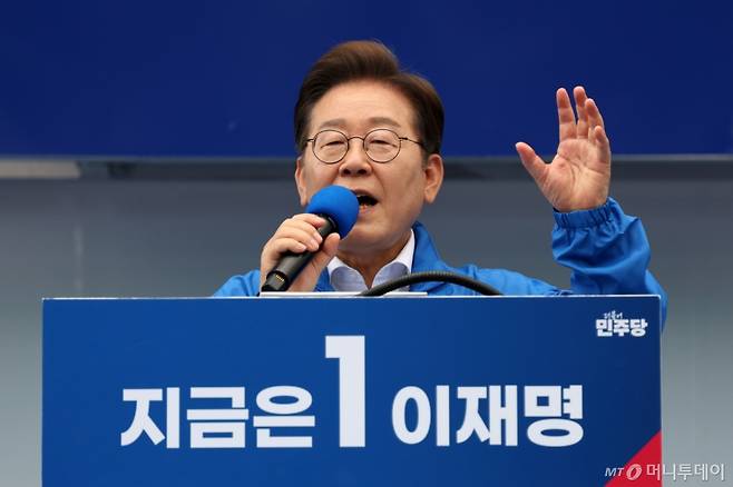 (광주=뉴스1) 이재명 기자 = 이재명 더불어민주당 대통령 후보가 17일 광주 서구 김대중컨벤션센터 광장에서 열린 집중유세에서 연설하고 있다. (공동취재)2025.5.17/뉴스1  Copyright (C) 뉴스1. All rights reserved. 무단 전재 및 재배포,  AI학습 이용 금지. /사진=(광주=뉴스1) 이재명 기자