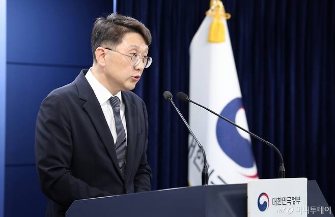 최우혁 과학기술정보통신부 정보보호네트워크정책관이 19일 서울 종로구 정부서울청사에서 SKT 침해사고 관련 민관 합동 조사결과 2차 브리핑을 하고 있다. /사진=뉴스1