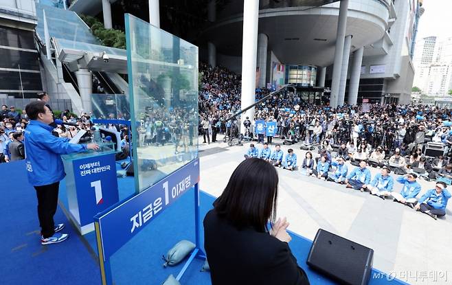 (서울=뉴스1) 안은나 기자 = 이재명 더불어민주당 대통령 후보가 19일 오후 집중유세차 서울 용산역 광장을 찾아 유권자들을 향해 지지를 호소하고 있다.  2025.5.19/뉴스1  Copyright (C) 뉴스1. All rights reserved. 무단 전재 및 재배포,  AI학습 이용 금지. /사진=(서울=뉴스1) 안은나 기자