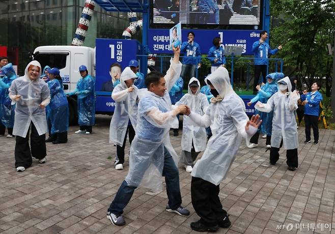 [서울=뉴시스] 고승민 기자 = 16일 서울 여의도 우체국 앞에서 열린 이재명 대선 후보 선거 유세 현장에서 선거운동원들이 춤을 추고 있다. 2025.05.16.