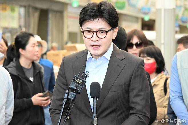 [창원=뉴시스] 차용현 기자 = 2일 오전 경남 창원시 마산어시장을 방문한 한동훈 제21대 대통령 선거 국민의힘 경선 후보가 취재진의 질문에 답하고 있다. 2025.05.02.con@newsis.com /사진=