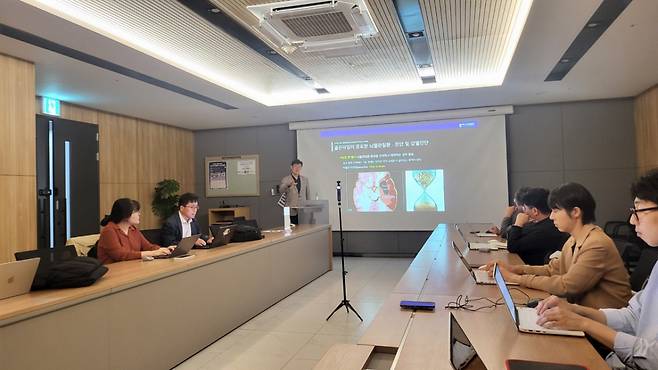 김문철 에스포항병원 대표병원장이 19일 한국의학바이오기자협회가 주최한 미디어 아카데미에서 '초고령화사회, 뇌졸중 증가 추세와 바람직한 국가 정책'을 주제로 발표하고 있다./사진=박정렬 기자