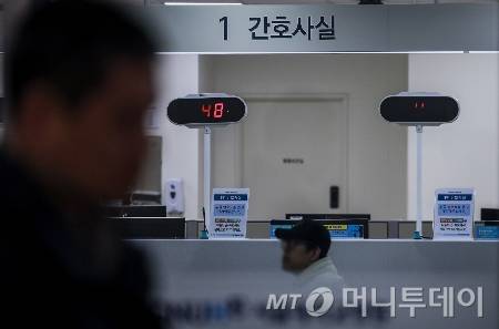 서울의 한 대학병원 간호사실 앞으로 환자들이 이동하고 있다./사진=[서울=뉴시스] 정병혁 기자