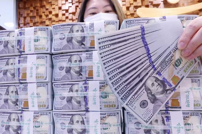 도널드 트럼프 미국 대통령의 관세 정책 여파로 미국 주식과 국채, 달러가 동시에 투매되는 '셀 아메리카(Sell America)' 현상이 일어나며 기축통화인 달러에 대한 신뢰도가 떨어지고 있다. 지난달 25일 서울 중구 하나은행 위변조대응센터에서 직원이 100달러 지폐를 살펴보고 있다. /사진=뉴스1