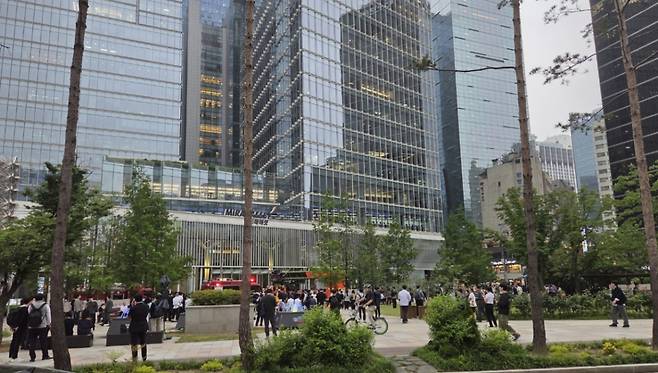 19일 오후 5시28분쯤 서울 중구 수하동에 있는 미래에셋센터원 빌딩 지하주차장에서 화재가 발생하 소방이 현장에 출동했다./사진=독자 제공.