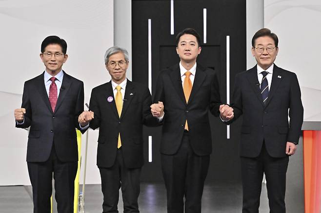 18일 서울 마포구 SBS프리즘타워에서 열린 중앙선거방송토론위원회 주관 제21대 대통령선거 후보자 토론회에서 각 정당 대선 후보들이 선전을 다짐하고 있다. 왼쪽부터 국민의힘 김문수, 민주노동당 권영국, 개혁신당 이준석, 더불어민주당 이재명 대선후보. / 사진=국회사진취재단