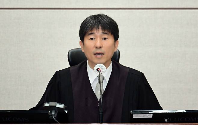 더불어민주당은 지귀연 서울중앙지법 부장판사가 룸살롱 접대 의혹을 전면 부인하자 증거 사진을 공개하기로 했다. 사진은 지난달 21일 윤석열 전 대통령의 내란 우두머리 혐의 재판 전 발언하는 지 판사. /사진=뉴스1