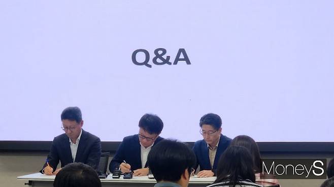 김희섭 SKT PR센터장(왼쪽부터), 류정환 SKT 네트워크인프라 센터장, 임봉오 SKT MNO 사업부장이 19일 서울 중구 삼화타워 SKT 일일브리핑에서 질의응답을 진행하고 있다. /사진=양진원 기자