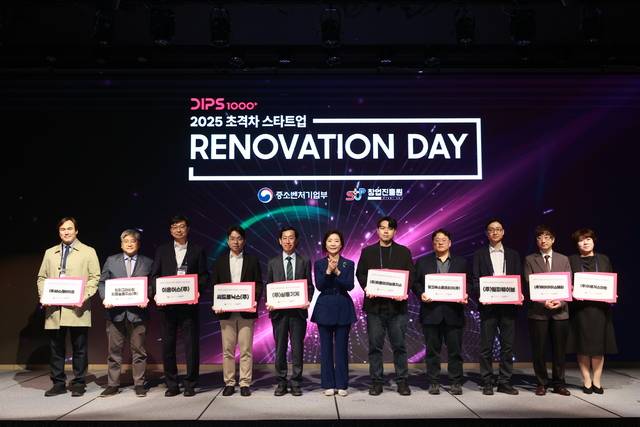 오영주(가운데) 중소벤처기업부 장관이 지난 13일 서울 영등포구 페어몬트 앰배서더 호텔에서 열린 ‘2025년 초격차 스타트업 혁신 데이’ 행사에서 스타트업 관계자들에게 현판 수여 후 기념 촬영을 하고 있다.   중기부 제공