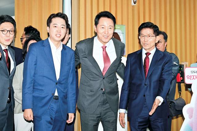 토론회 참석한 김문수·이준석　 김문수(오른쪽) 국민의힘·이준석(왼쪽) 개혁신당 대선 후보가 19일 오전 서울시청에서 오세훈 서울시장이 개최한 ‘약자와 동행하는 서울 토론회’에 입장하고 있다.  문호남 기자