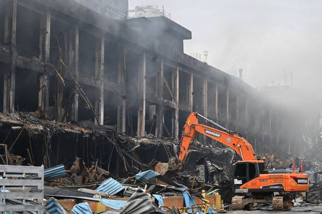 폐허된 공장… 금호타이어 광주공장 화재 사흘째인 19일 오전 잿더미로 변한 광주 광산구 금호타이어 2공장에서 연기가 피어오르고 있다.   뉴시스