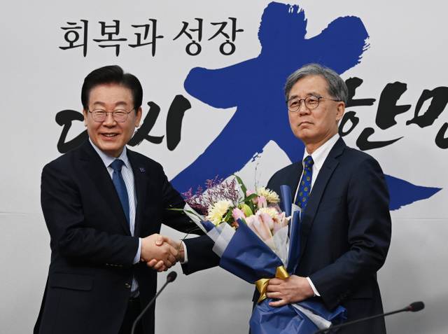 이재명(왼쪽) 더불어민주당 대표가 7일 오전 국회에서 열린 최고위원회의에서 김현종 전 국가안보실 차장을 외교안보보좌관으로 임명한 후 악수하고 있다. 박윤슬 기자