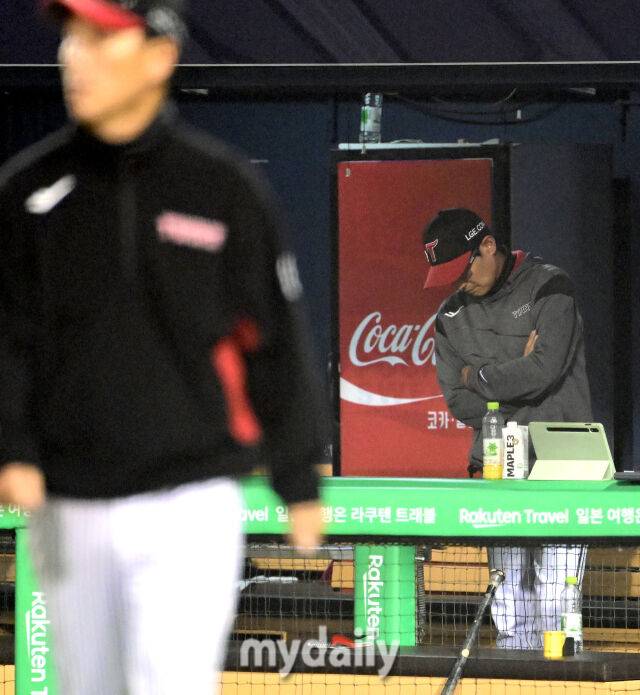 LG 송찬의가 팔뚝에 사구를 맞고 쓰러지자 아쉬워하는 염경엽 감독 / 잠실 = 유진형 기자 zolong@mydaily.co.kr