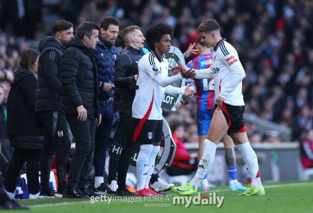 헐리우드 배우 롭 매킬헤니와 라이언 레이놀즈가 구단주로 있는 렉섬에서 노리고 있는 풀럼의 주장 겸 미드필더인 케어니./게티이미지코리아