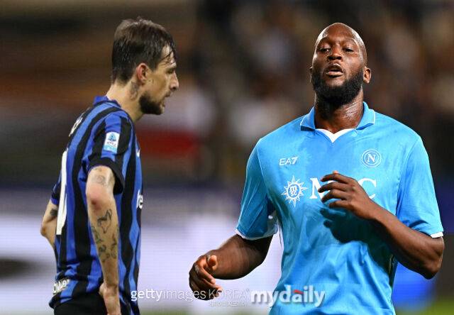 19일 열린 37라운드 경기에서 아쉬운 표정을 짓는 인테르 밀란의 수비수 프란체스코 아체르비(왼쪽)와 나폴리 공격수 로멜로 루카쿠. /게티이미지코리아