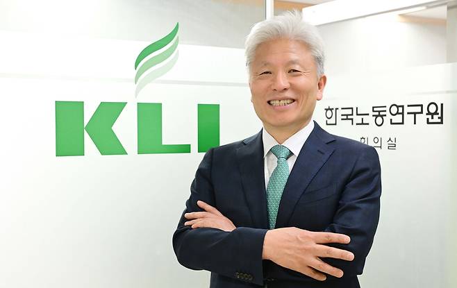 허재준 한국노동연구원 원장이 25일 오전 서울 여의도 한국노동연구원 회의실에서 헤럴드경제와 인터뷰를 하고 있다.  허 원장은 “임금 감소 없는 근로시간 단축은 양극화 심화하겠다는 선언과 같다”고 말했다. 이상섭 기자