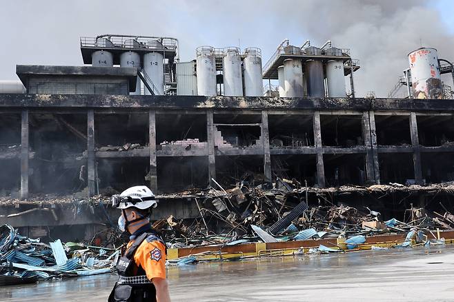 화재가 발생한 금호타이어 광주공장 건물이 검게 타있다. [연합]