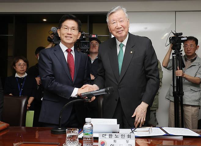 김문수 국민의힘 대선 후보가 19일 서울 중구 부영 태평빌딩에서 열린 대한노인회 간담회에 참석해 이중근 노인회장과 악수를 나누고 있다. [연합]
