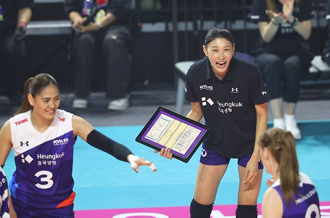 2024-2025시즌을 끝으로 현역 선수 생활을 마감한 김연경이 18일 인천 삼산월드체육관에서 열린 여자배구 세계올스타전 ‘KYK 인비테이셔널 2025’에서 스타 팀 감독으로 나서 선수들을 지휘하고 있다. [연합]