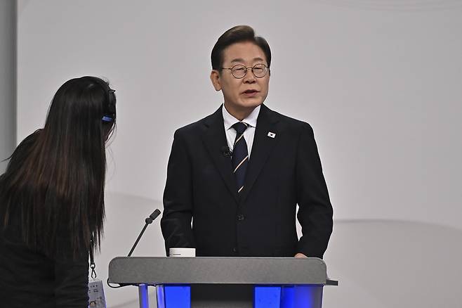 이재명 더불어민주당 대선 후보가 중앙선거방송토론위원회 주관으로 18일 서울 상암동 SBS 프리즘센터 스튜디오에서 열린 제21대 대선 1차 후보자 토론회를 준비하고 있다. [연합]